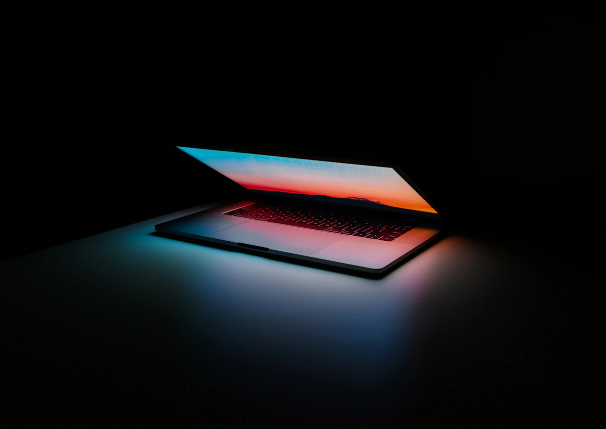 Estação de trabalho com código em monitor escuro