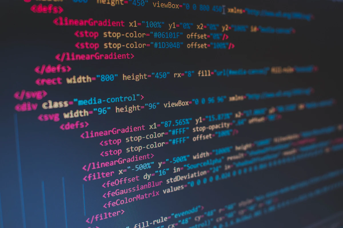 Linhas de código em monitor escuro com tipografia monoespaçada